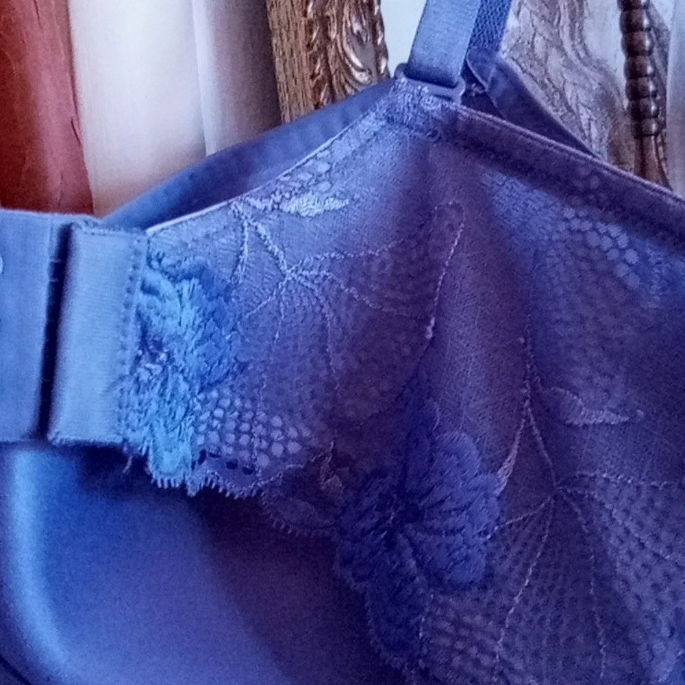 •Wirefree Two-Way Convertible Calvin Klein Bralet - Picture 9 of 13